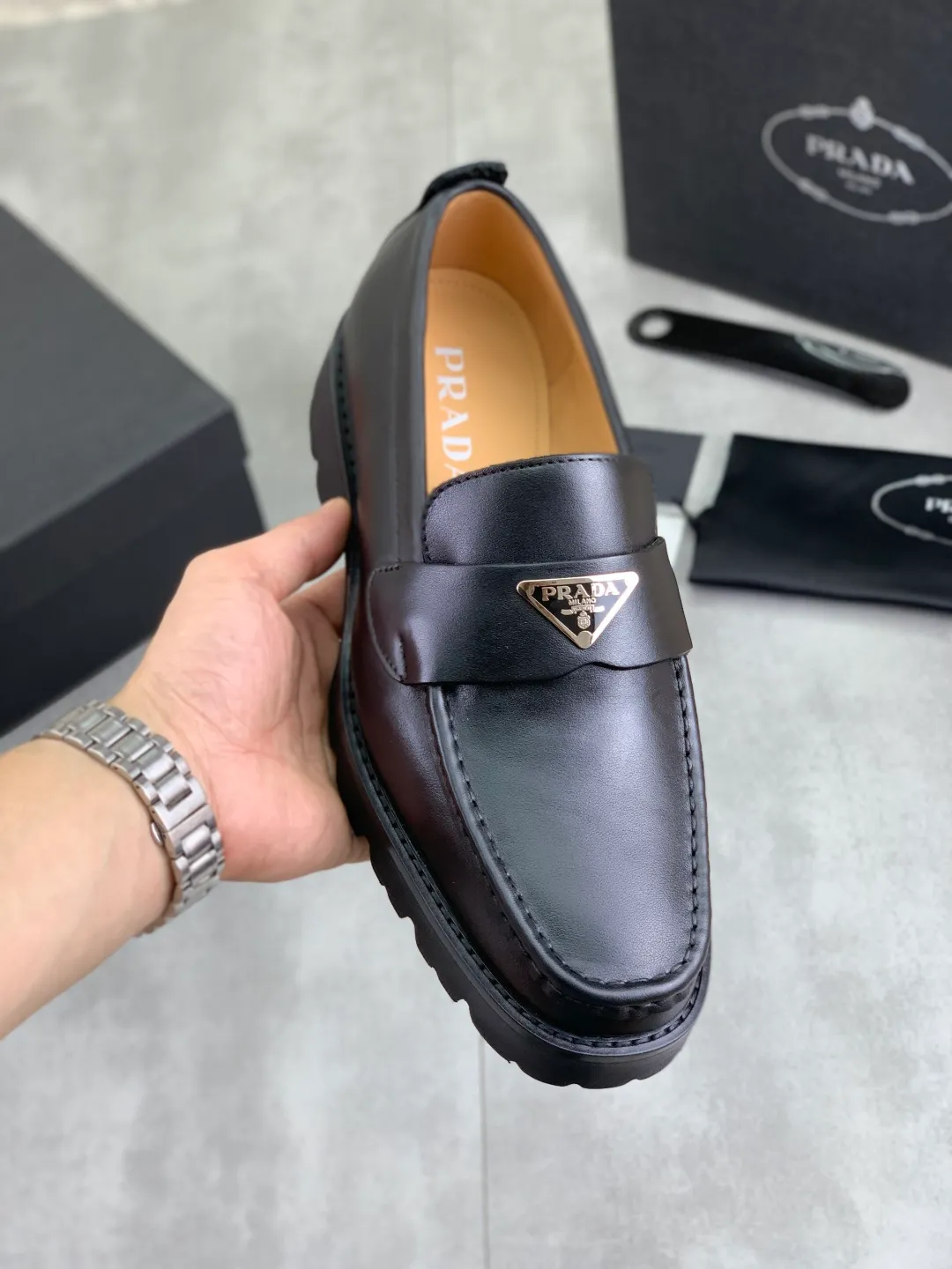 Men's shoes 💰P520 New PRADA Prada spring new casual leather shoes Original purchase, development and production Prada men's classic series, technical breathable fabrics with cowhide, casual sports shoes, casual shoes, sports dad shoes combine high-tech breathable materials and cowhide, P family exclusive button decoration on the side. The outsole is full of P italic design and bright colors to show vitality and continue the brand design inspiration. Stroll around the city lightly and feel free and comfortable. Delivered in exquisite packaging 🛍📦 ▪️Material: original customized calfskin with breathable material ▪️Inner lining: cowhide lining ➕cowhide feet ▪️Outsole: open-molded TPU rubber material ▪️Sole thickness: 3.5CM ▪️Size: Men's 38-44 (45 can be customized) Multiple colors available